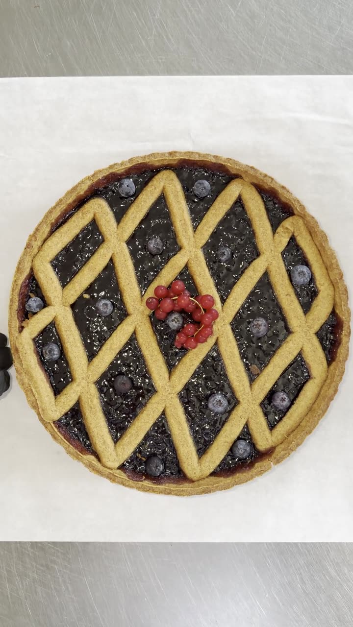 Crostata ai frutti di bosco fatta in casa, con more, mirtilli e ribes