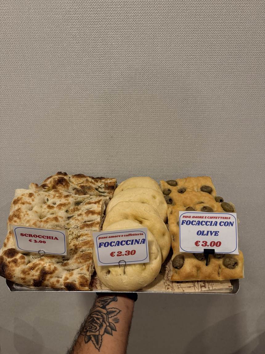 Scrocchia, focaccina e focaccia con olive