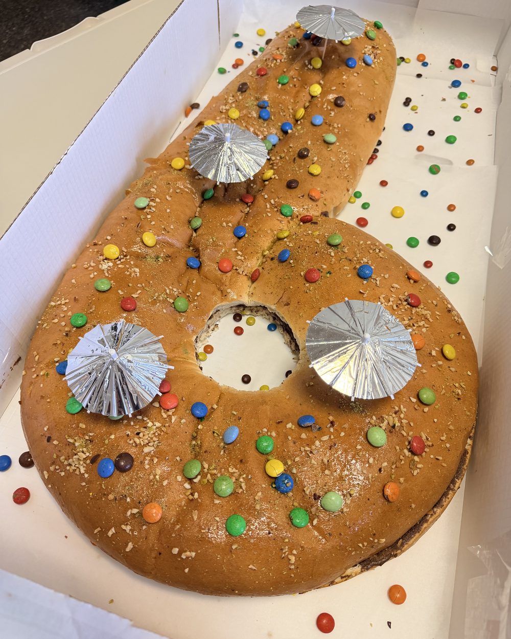 Torta di compleanno a forma di sei